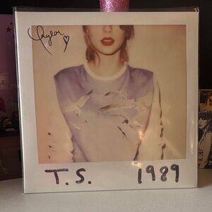 T.S. 1989 SIGNED VINYL